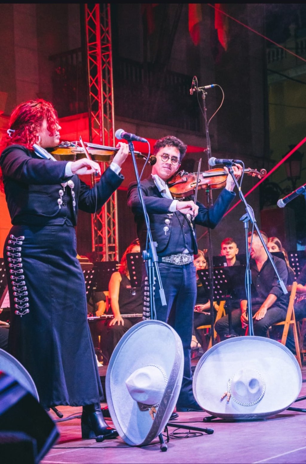 Mariachis en Madrid con traje tradicional mexicano