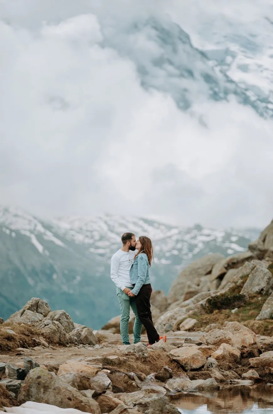 un couple sur la randonnée du lac blanc à Chamonix