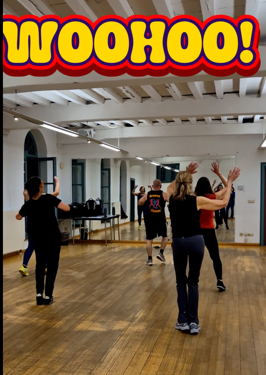 Groepsles disco dansfitness bij Groove Fitness in Leuven, deelnemers dansen op klassieke soul en dis