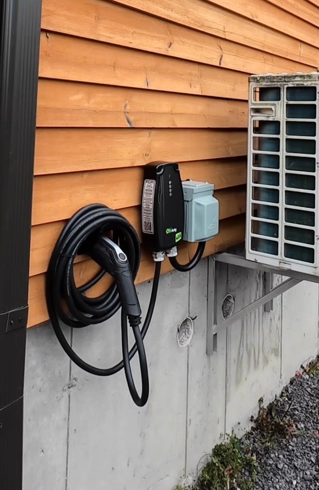 Installation d'une borne de recharge résidentielle par un électricien certifié.