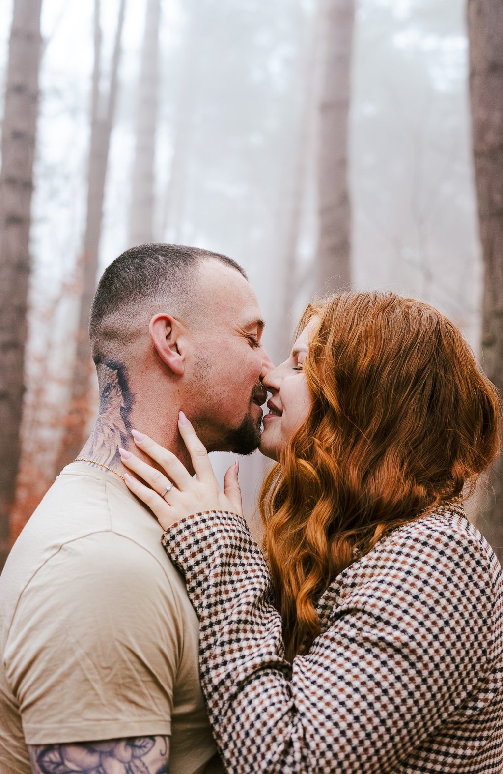 couple qui s'embrasse en forêt lumière froide brume