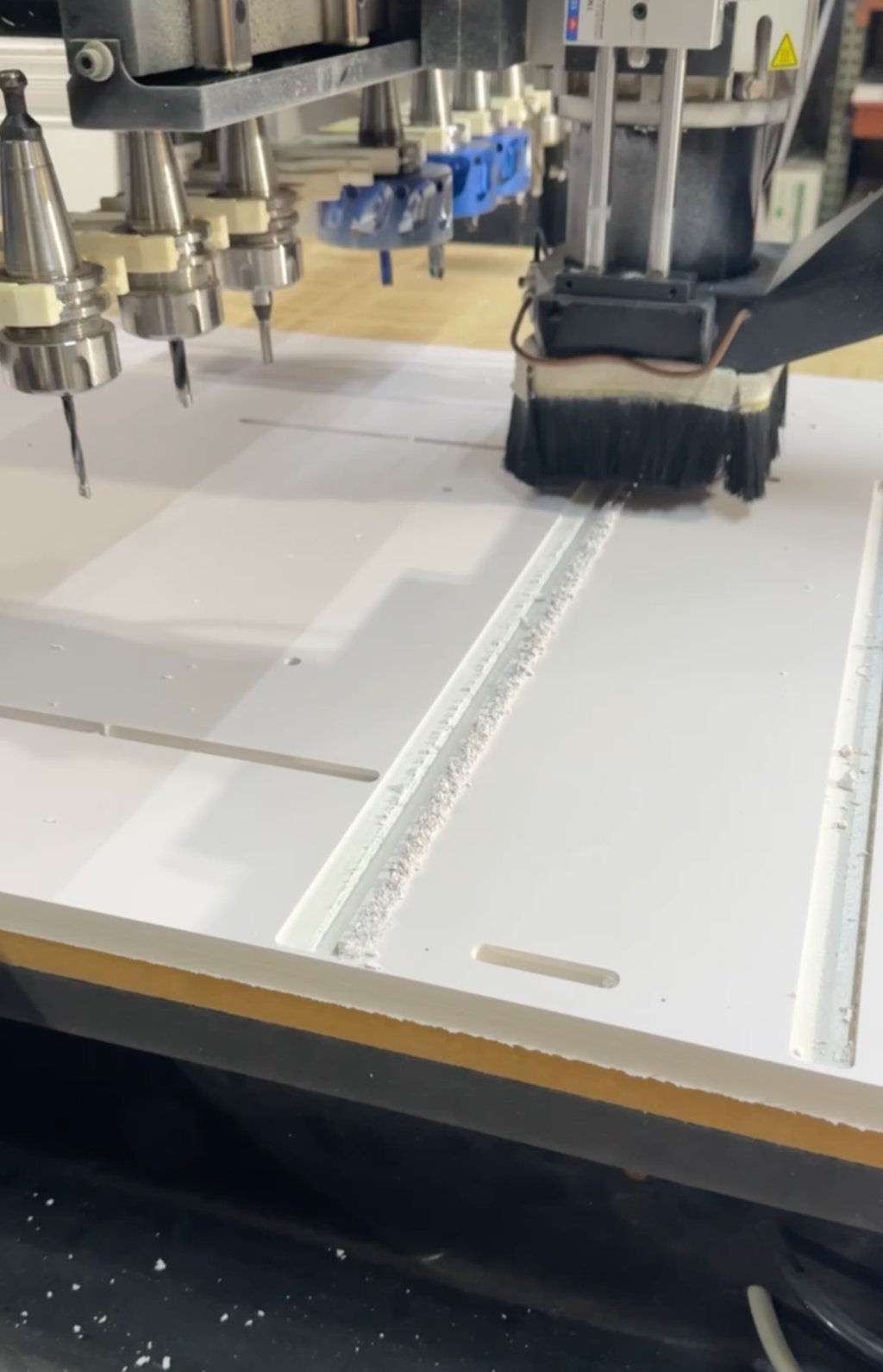 CNC Cortando y Ranurando Panel de PVC