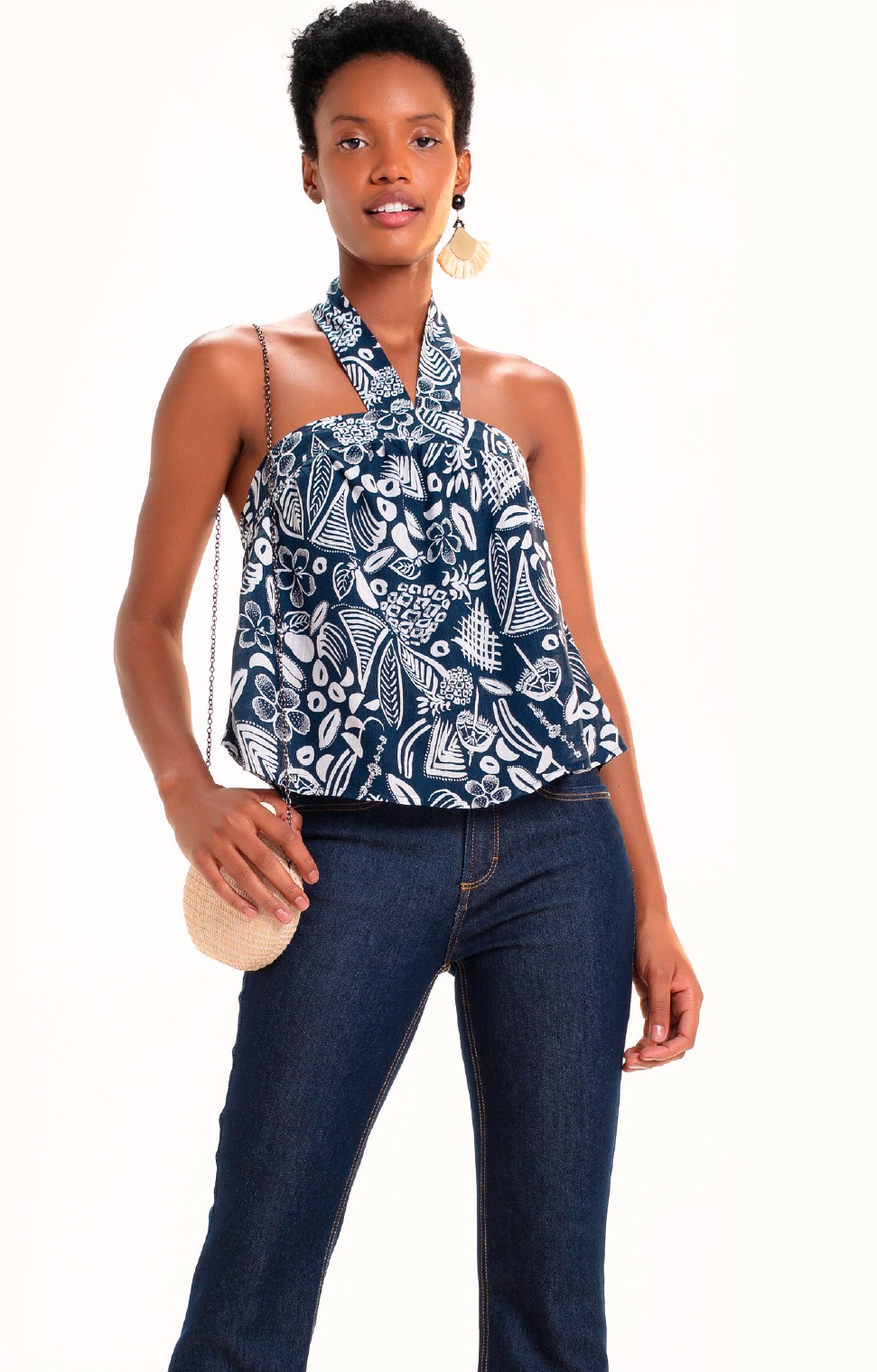 Blusa com design têxtil de estampa original em estilo batik, bicolor, abacaxis, flores, sombrinhas