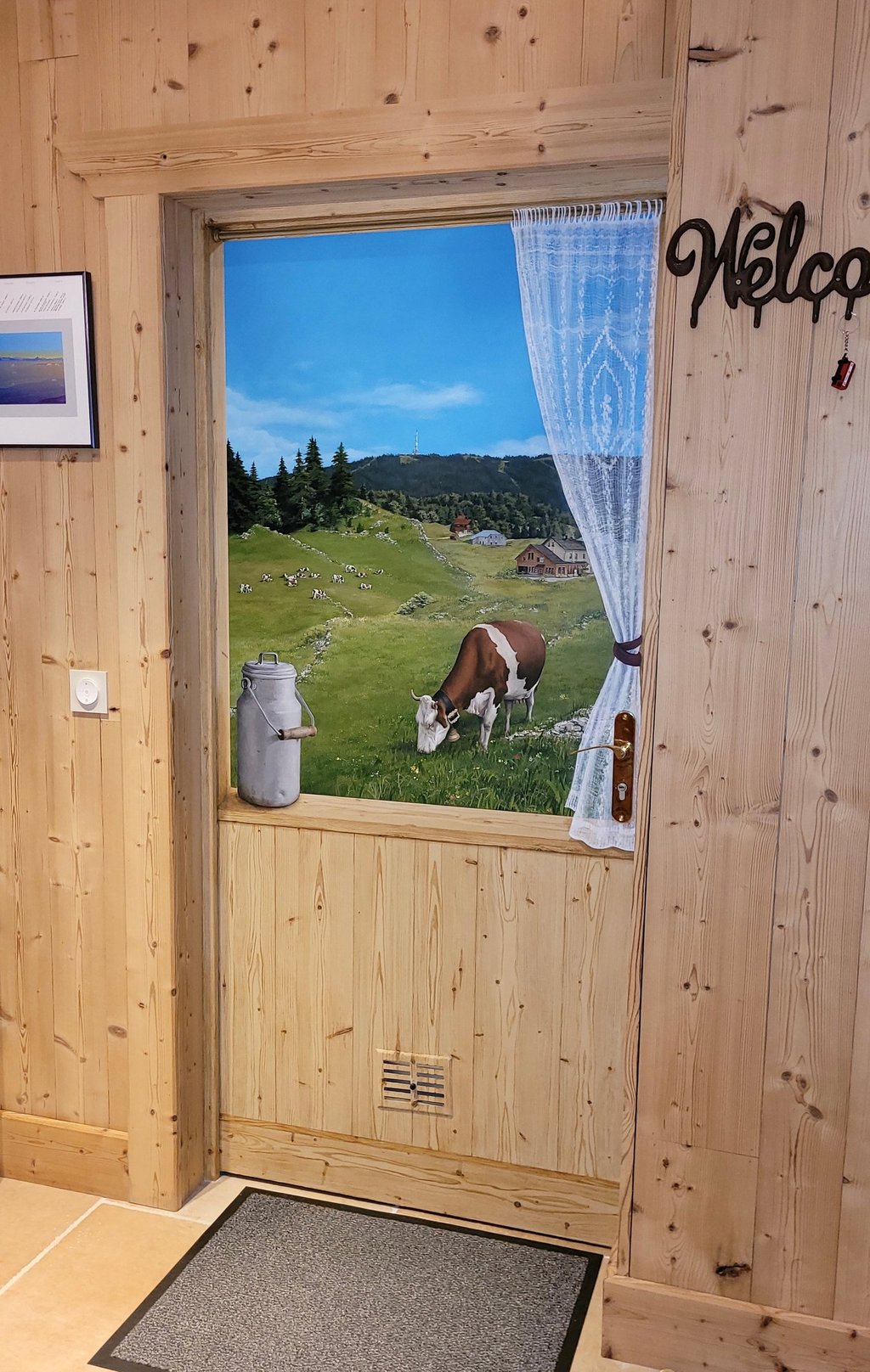 Décor peint de montagnes jurassiennes & imitation de matière sur une porte de service