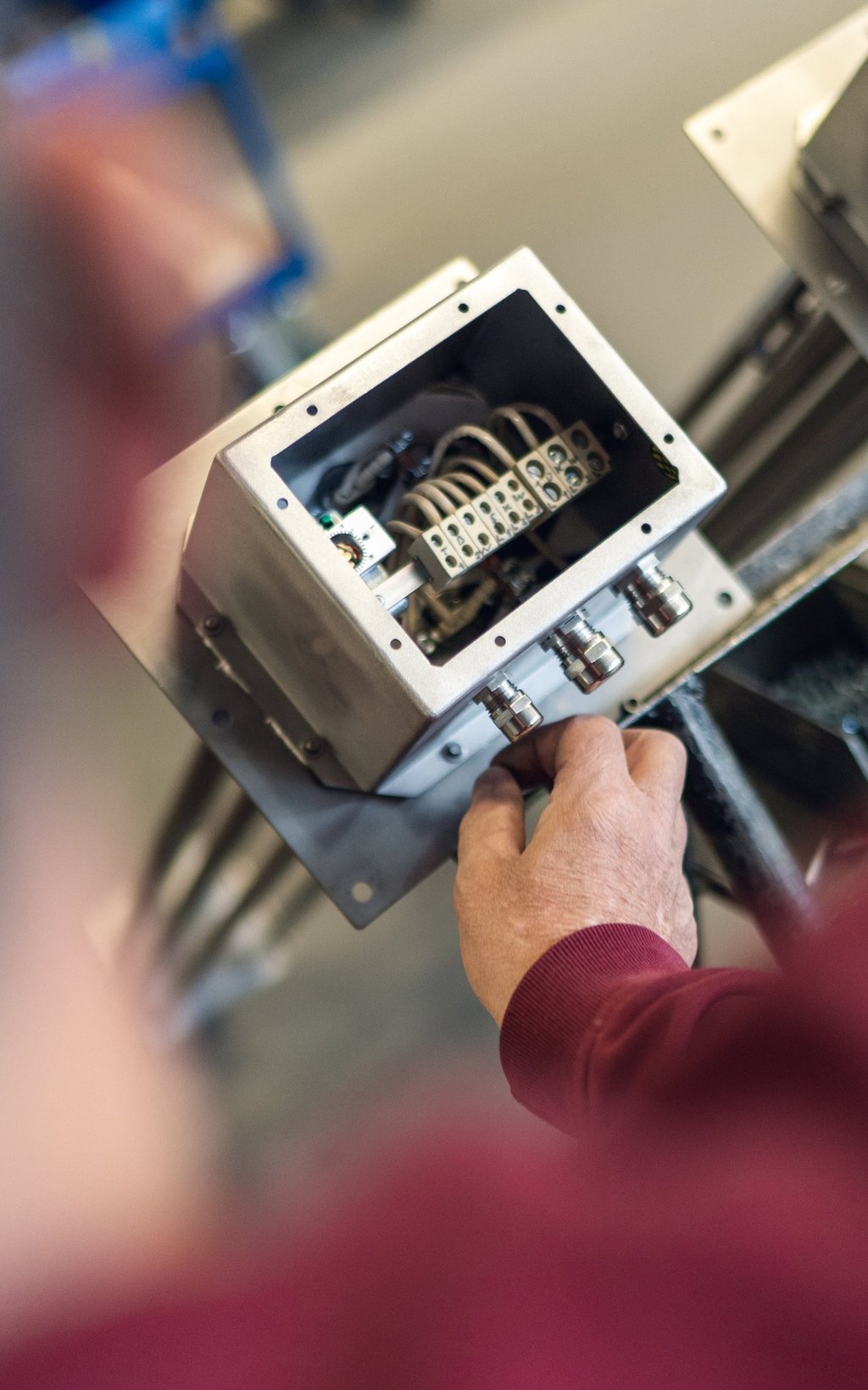 Elektrischer Lufterhitzer wird verschalten