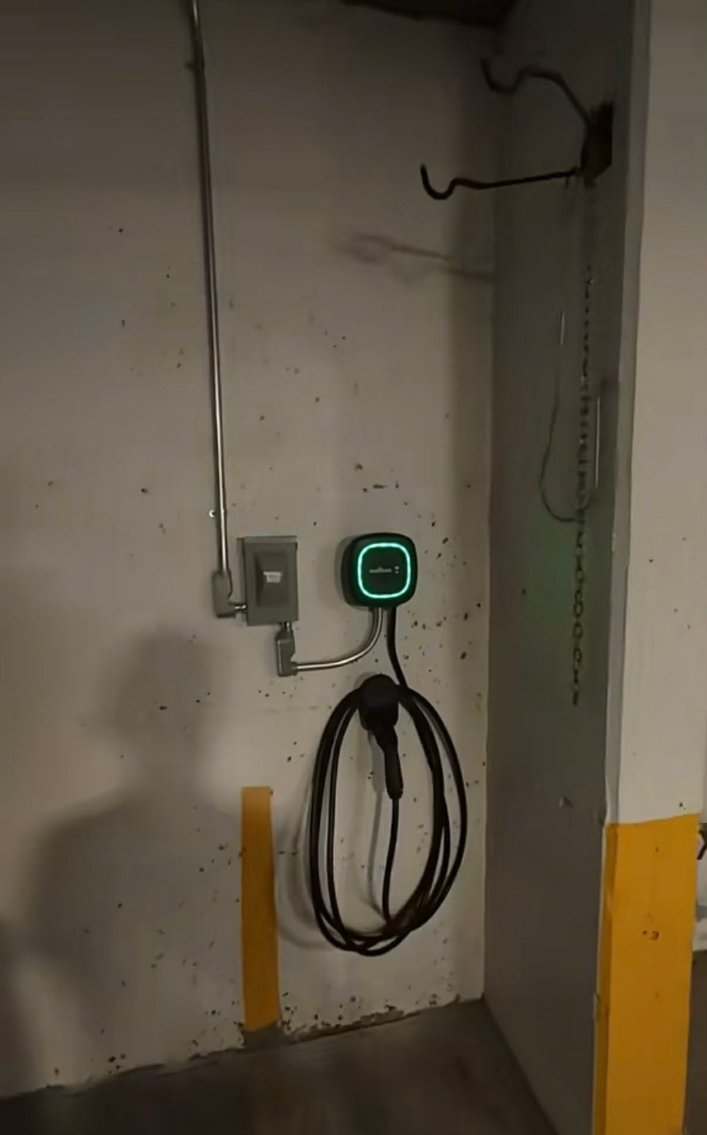 Borne de recharge pour véhicule électrique en condo ou multilogement.