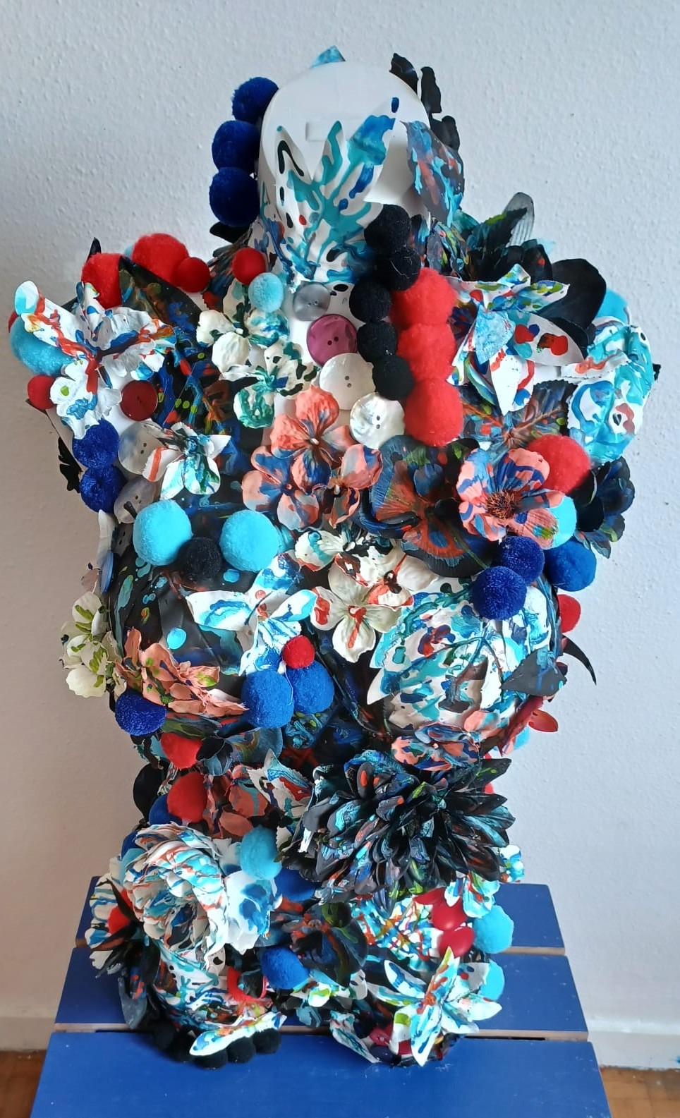 Tempo de mujer. Composición de flores y material reciclado