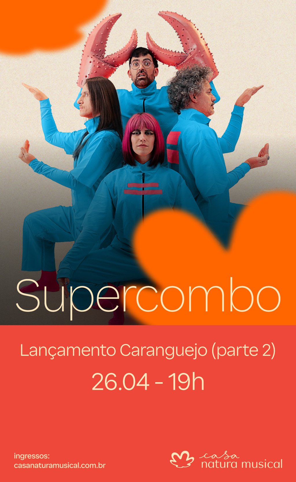 Foto promocional da banda Supercombo, com os integrantes posicionados de forma descontraída
