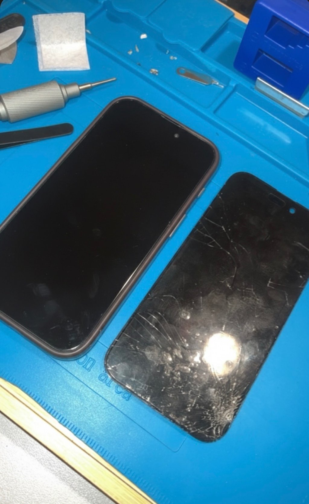 Remplacement d'écran iPhone : comparaison entre un écran brisé et un écran neuf