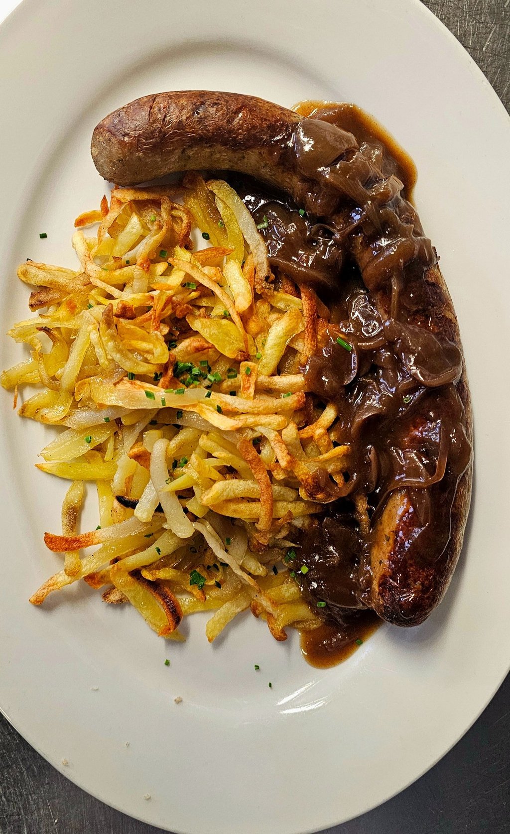 Schweinsbratwurst mit Zwiebelsosse und Rösti