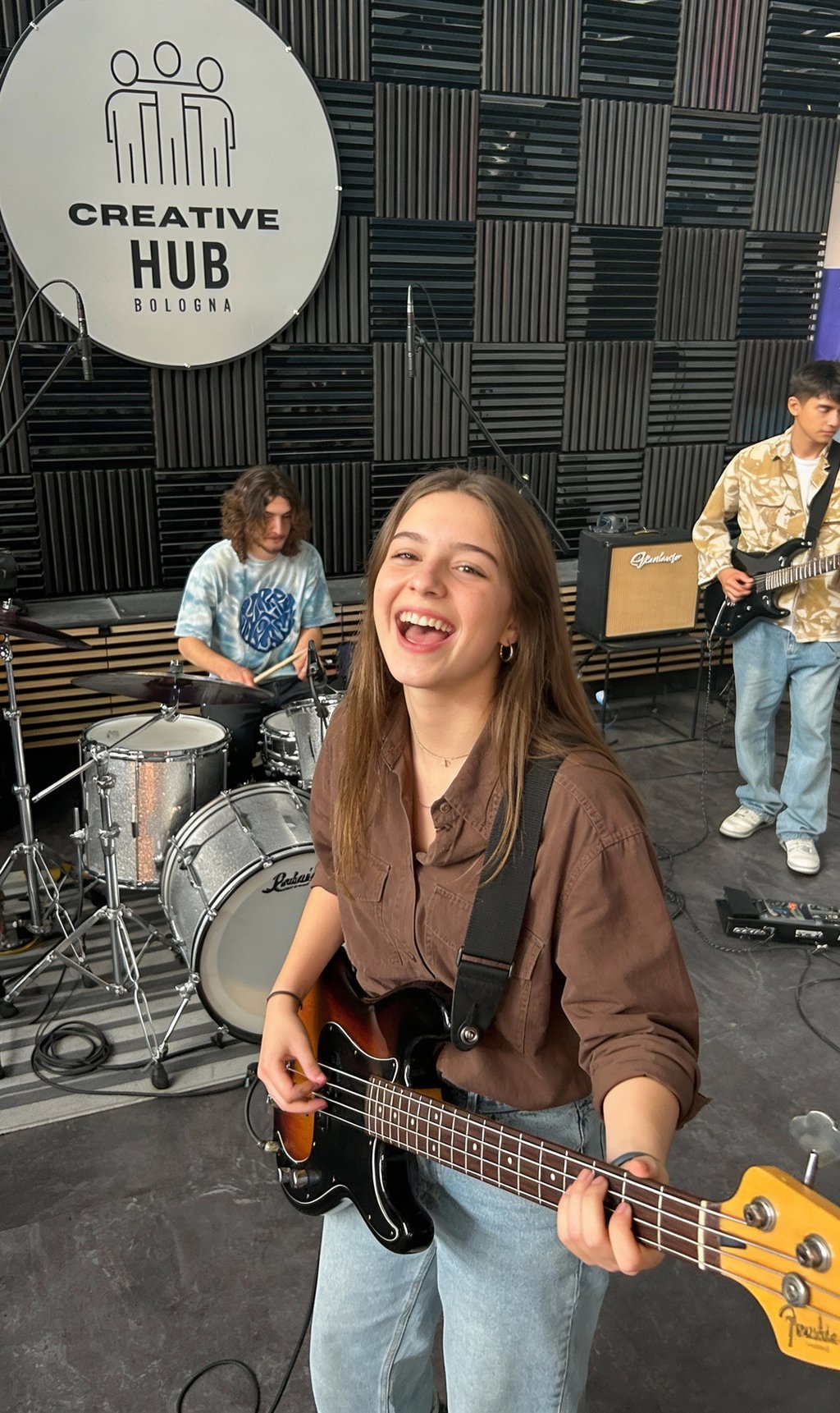 Giovane bassista durante la formazione musicale