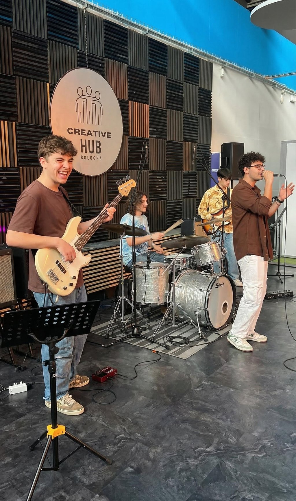 Studente del corso di basso elettrico suona in band presso Creative Hub Academy, Bologna