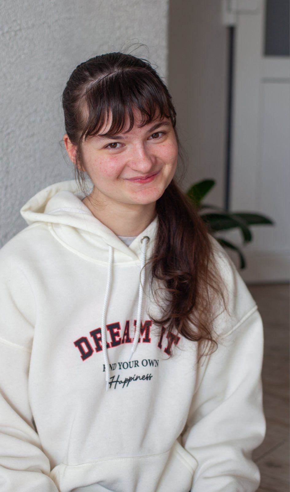 жінка в білому худі і білій сорочці