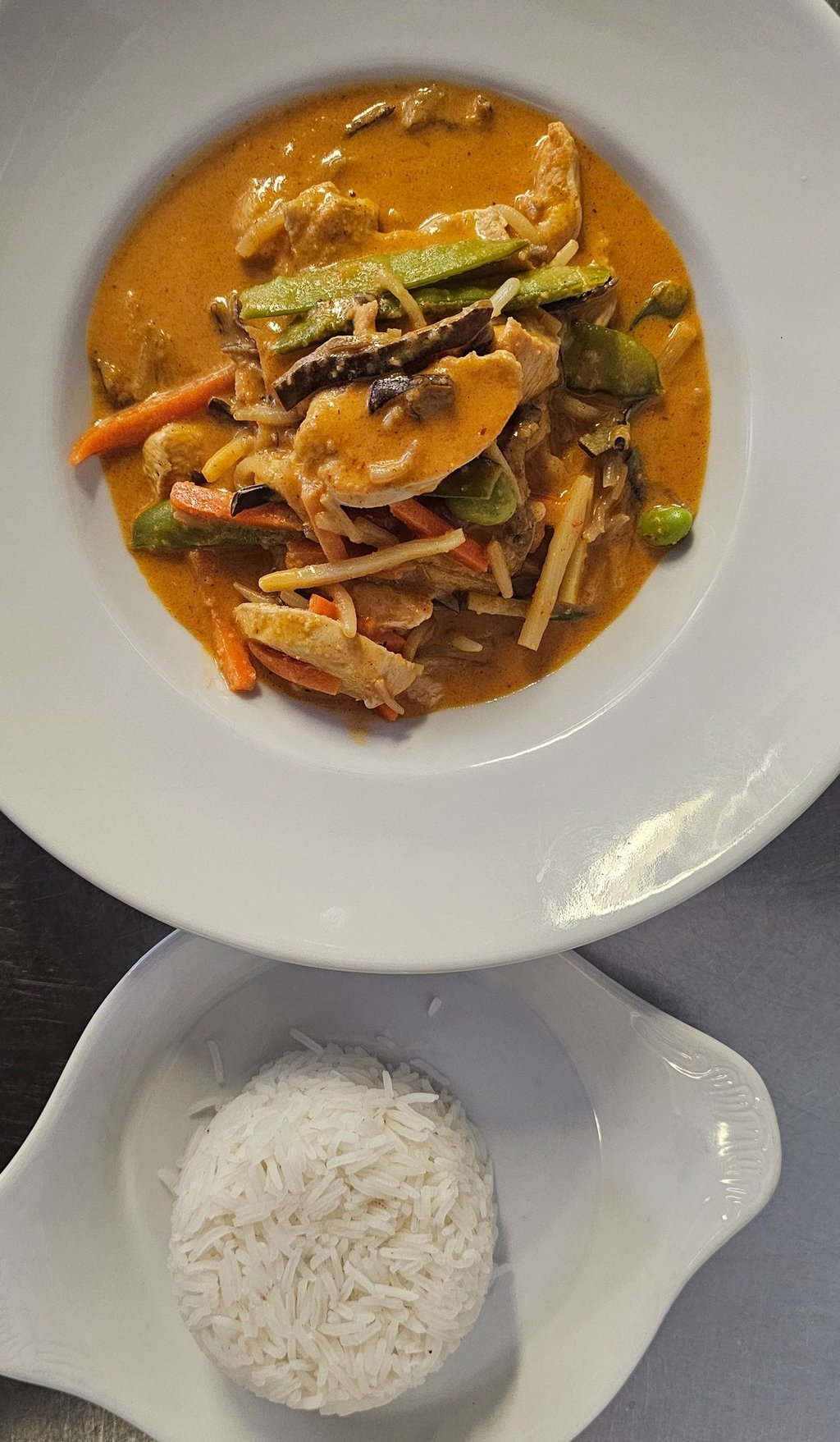 Thai Curry mit Reis und Poulet