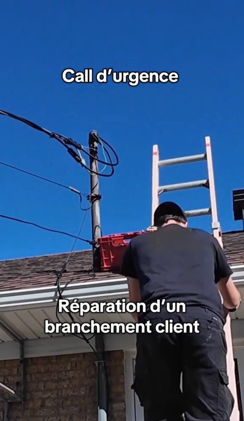 Électricien effectuant la réparation d'un branchement électrique résidentiel d'urgence.