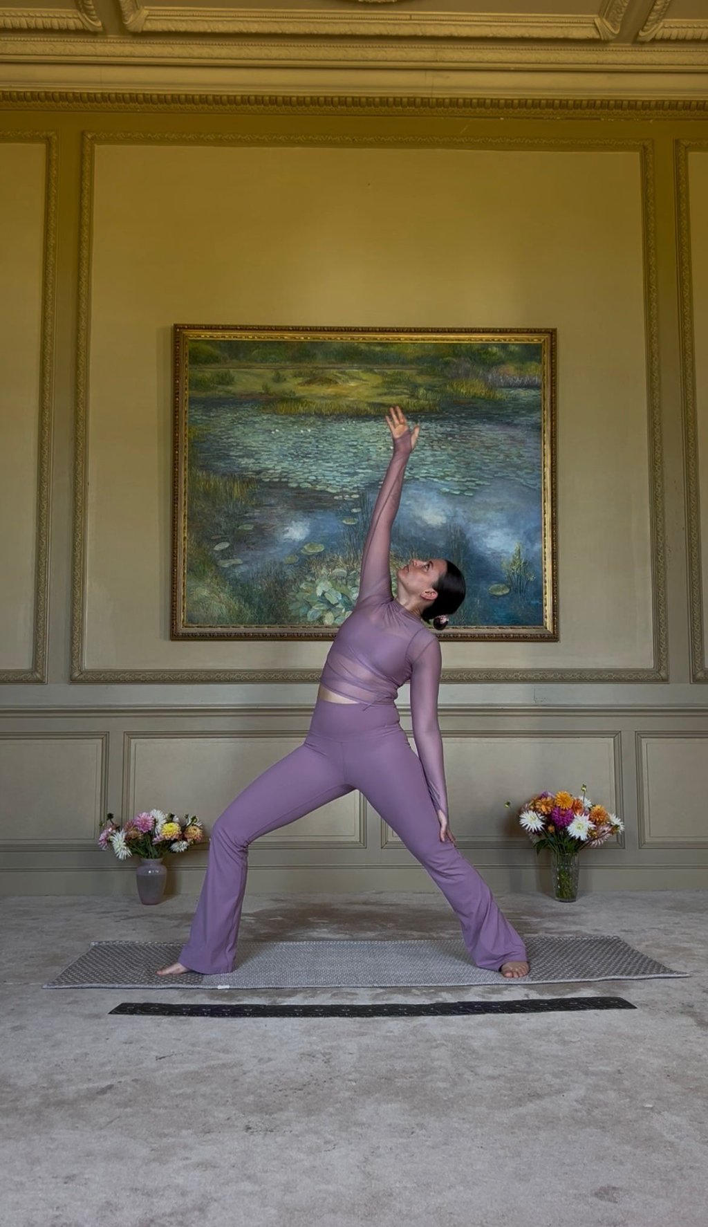 pratique de yoga en intérieur pendant une retraite yoga bien-être et relaxation