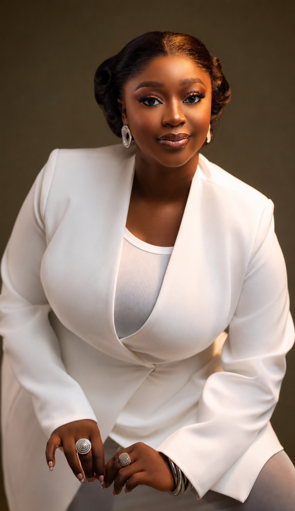 Professional portrait of a woman in white - Audi Elizabeth.