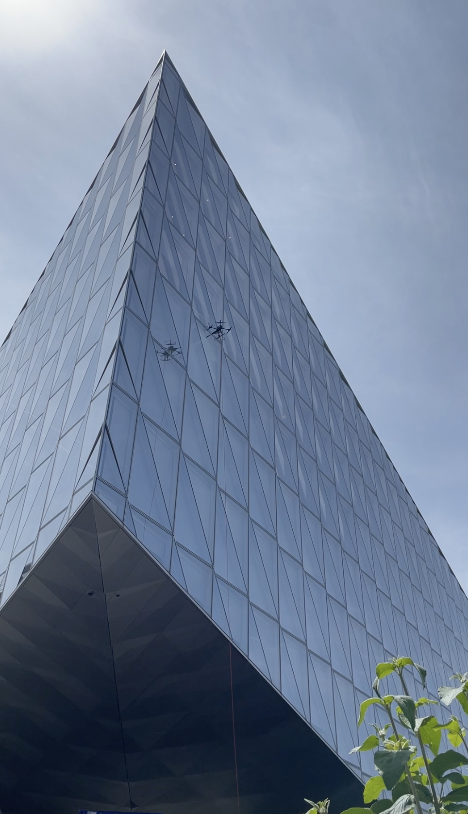 stiklinio pastato plovimas dronu