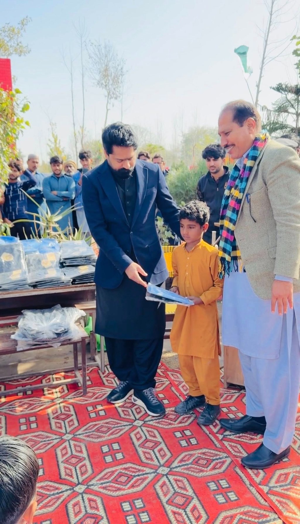 Saqib Khan Chadhar MPA PP-97 chiniot distuributing gifts among the primary school students in chinio