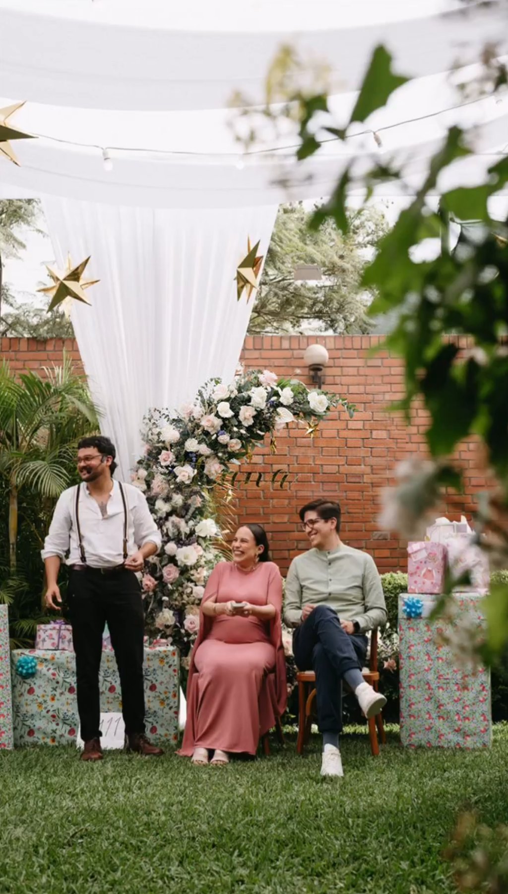 Mago en Baby Shower de Lima Perú, con padres emocionados