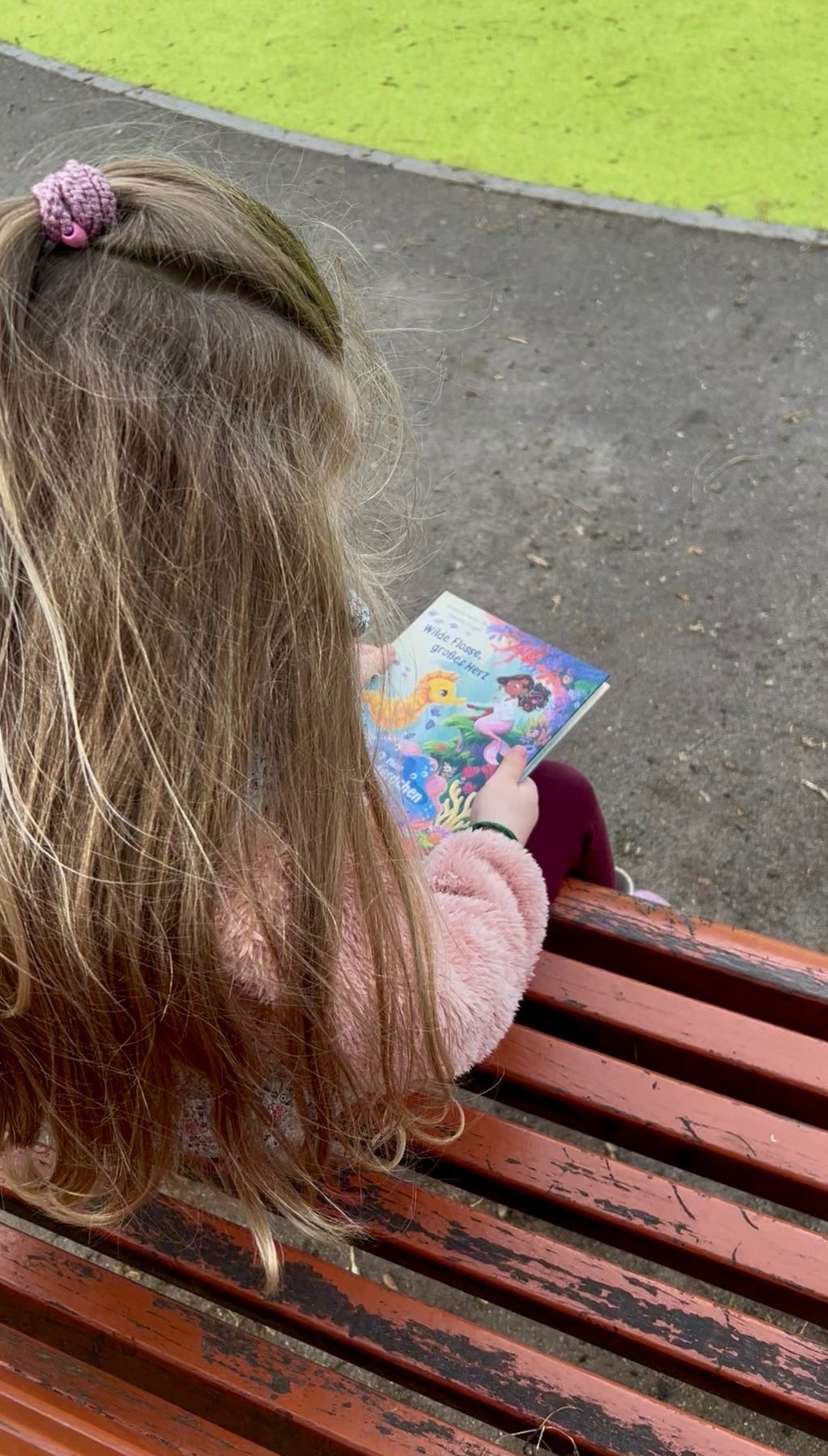 Ponytante - Kind liest Buch: Der Seepferdchenhof