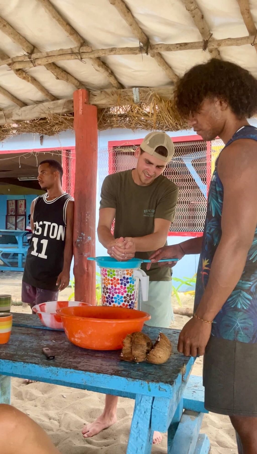 Aprendiendo a hacer leche de coco en las islas de Fiyi
