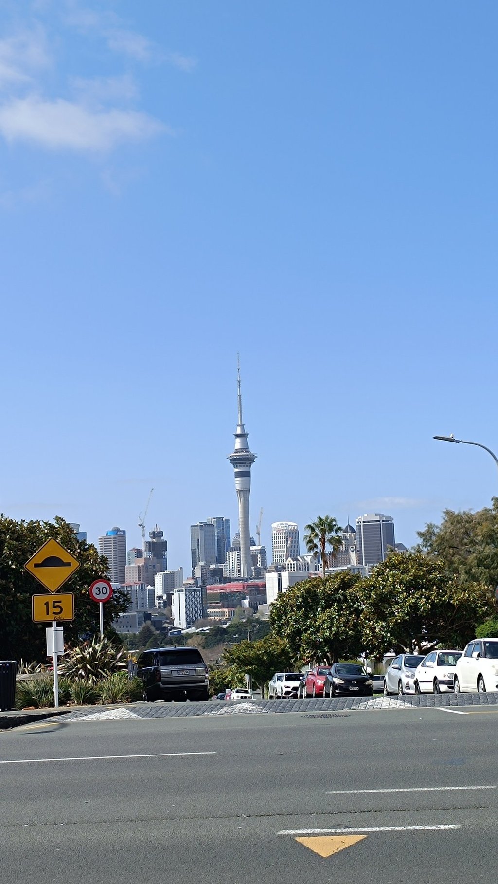 calle de auckland con sky tower de fondo