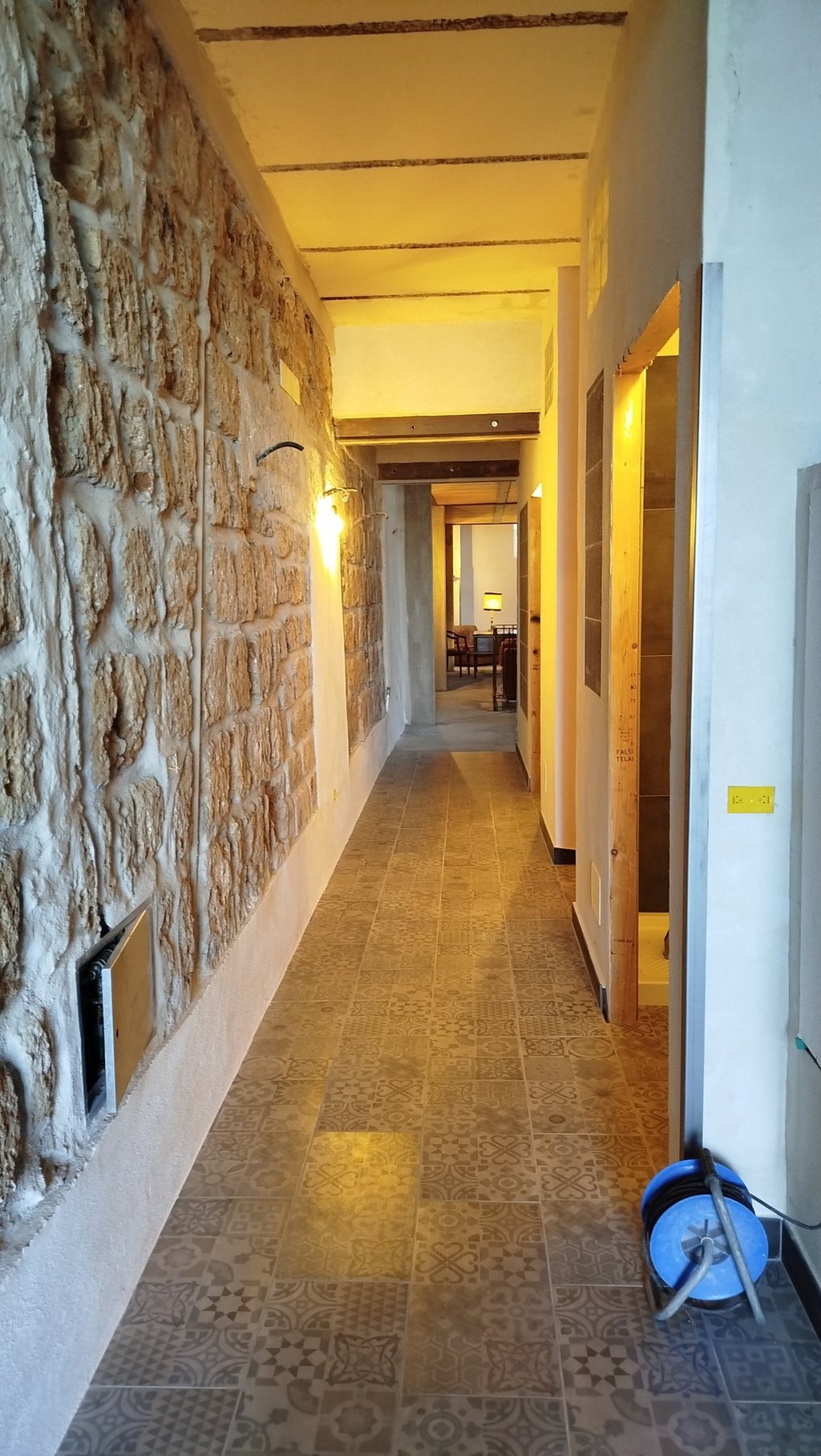 Corridoio accogliente immobile in vendita: pietra a vista, pavimento design.