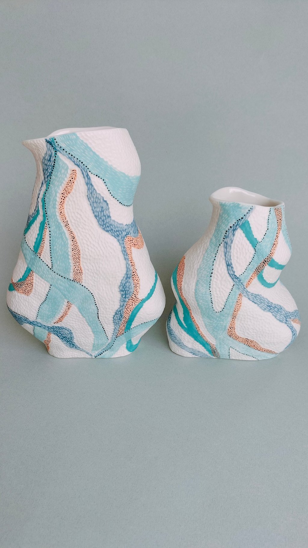 Vases Lignes bleues, 21 cm et 16 cm,  Porcelaine blanche