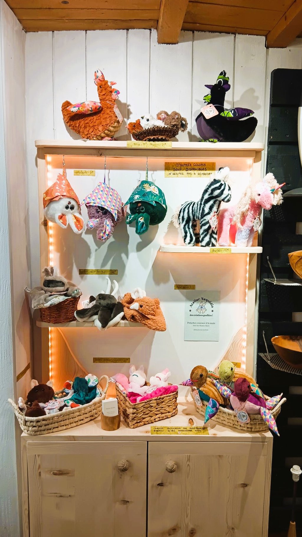 présentoir de peluches artisanales Atelier Nequidia dans une boutique à Gap
