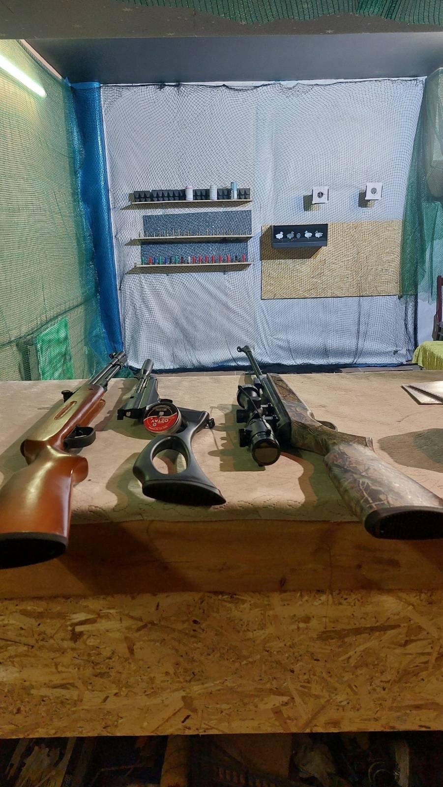 stalas su daug ginklų