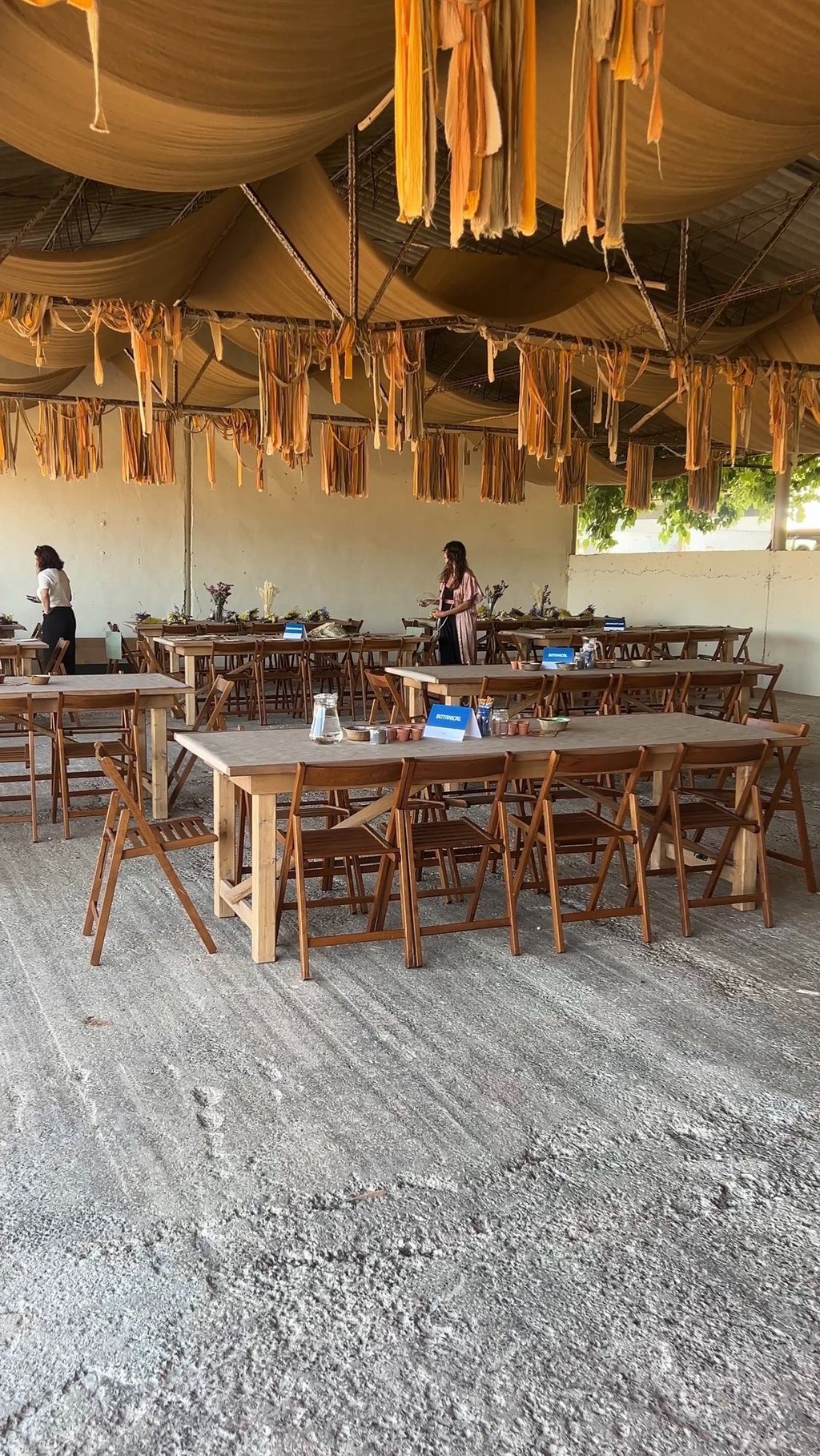 Se ve un espacio amplio y bonito donde se me ve de lejos preparando todo para un taller presencial 