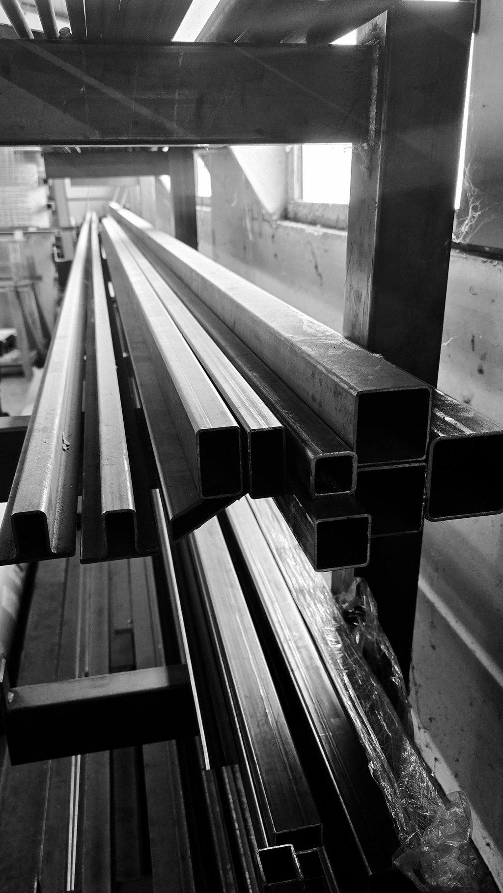 rack tube acier dans un atelier à charantonnay