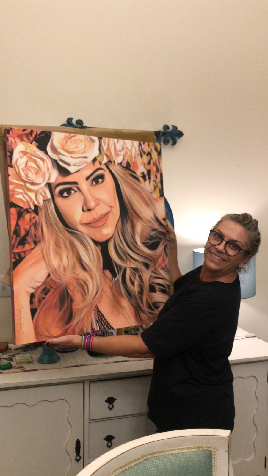 Retrato de uma mulher em estilo Pop-Art, com cores vivas e traços marcantes que capturam sua persona