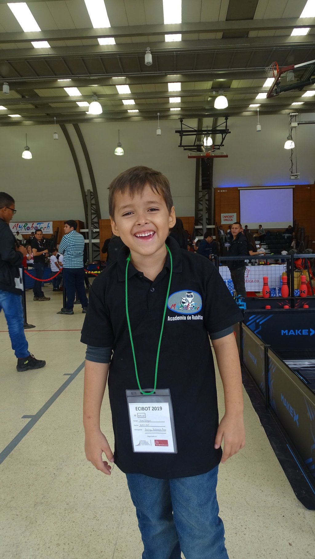 Participación de niños en evento robótico