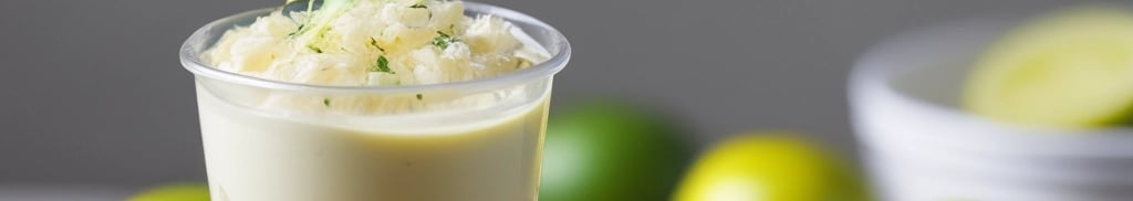 bom bom de chocolate branco e mousse de limão no copinho