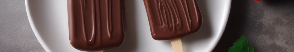 picolés de chocolate em um prato