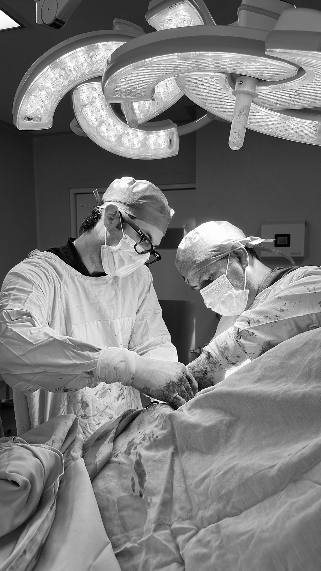 Dr. Manuel Martínez Domínguez colocando prótesis de hombro