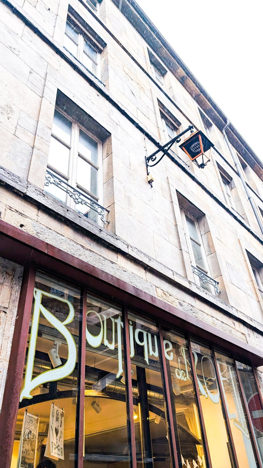Devanture de la boutique éphémère de Noël 2025 au 52 rue Battant Besançon