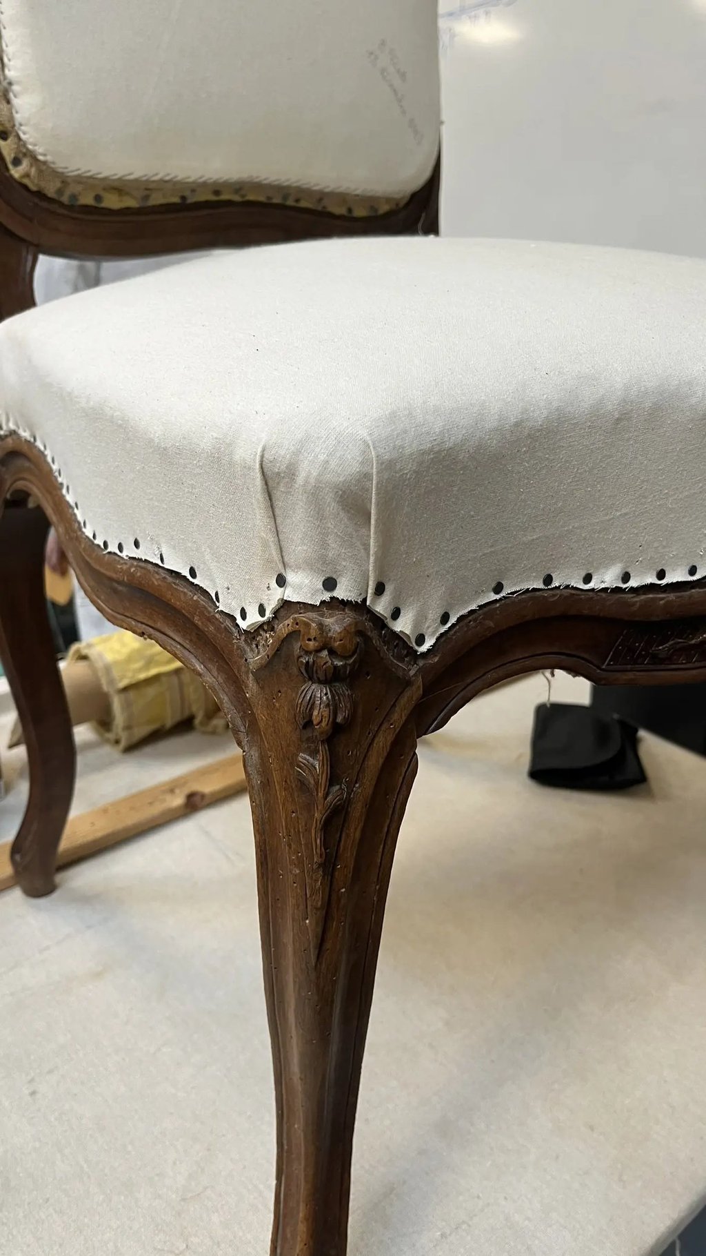 Garniture d'une chaise recouverte d'une toile blanche