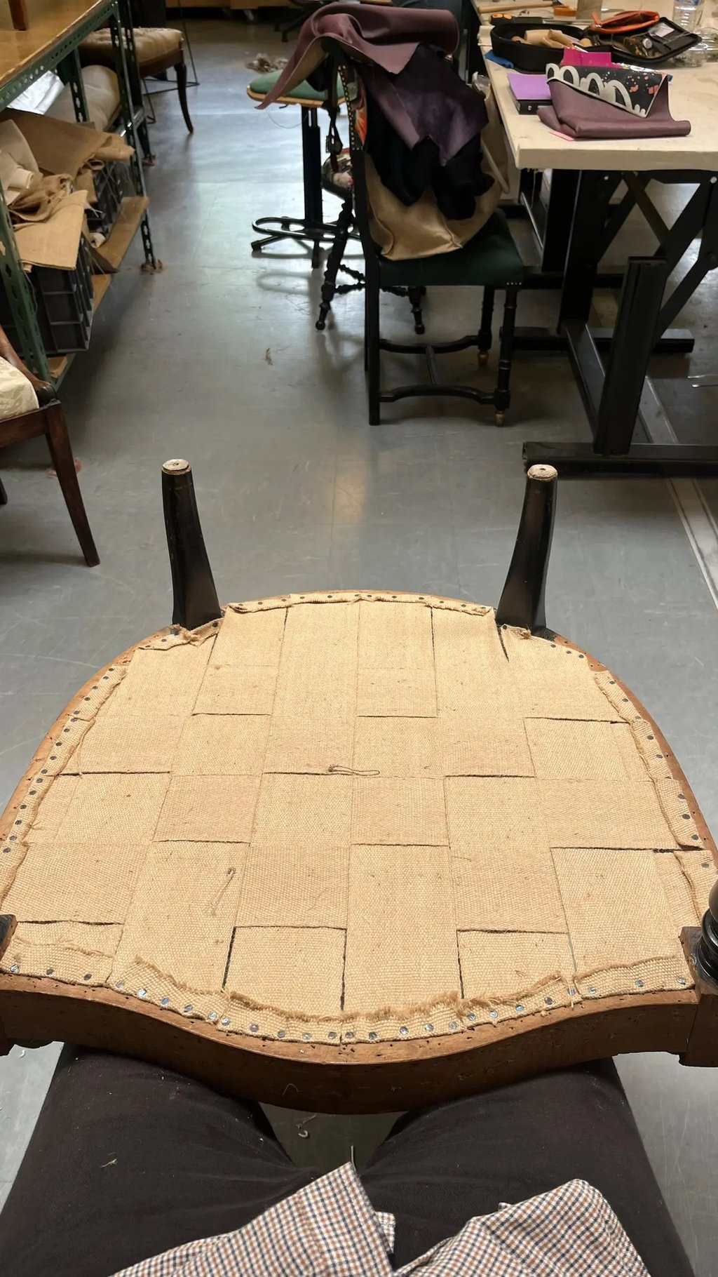 Un fauteuil crapaud à l'envers pour montrer le sangle sur le fond