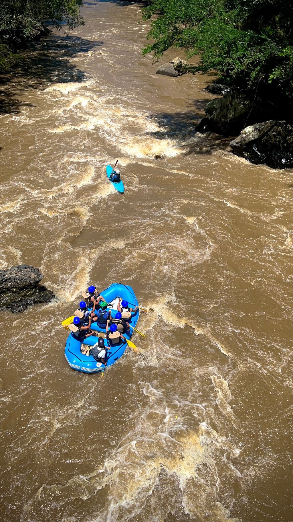 rafting en el rio fonce un bote y un Kayak de seguridad