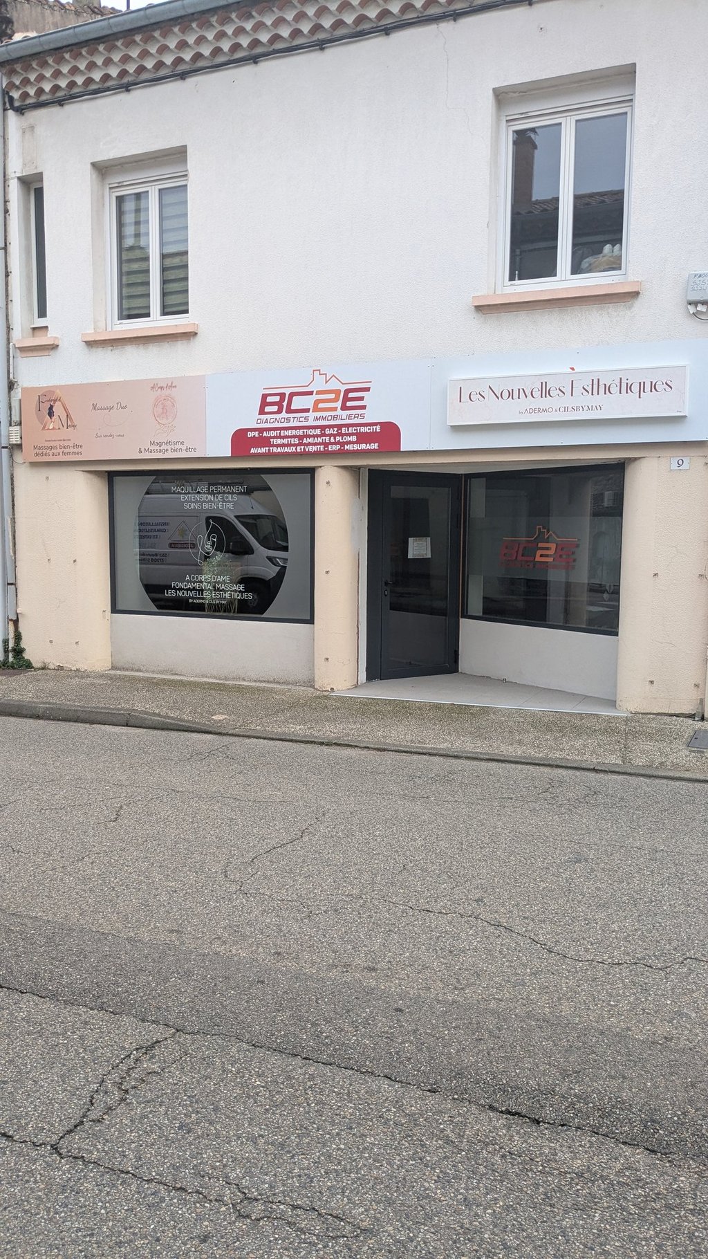 Devanture Institut de massages partagé avec BC2M et Les nouvelles esthétiques proche d'Aubenas 