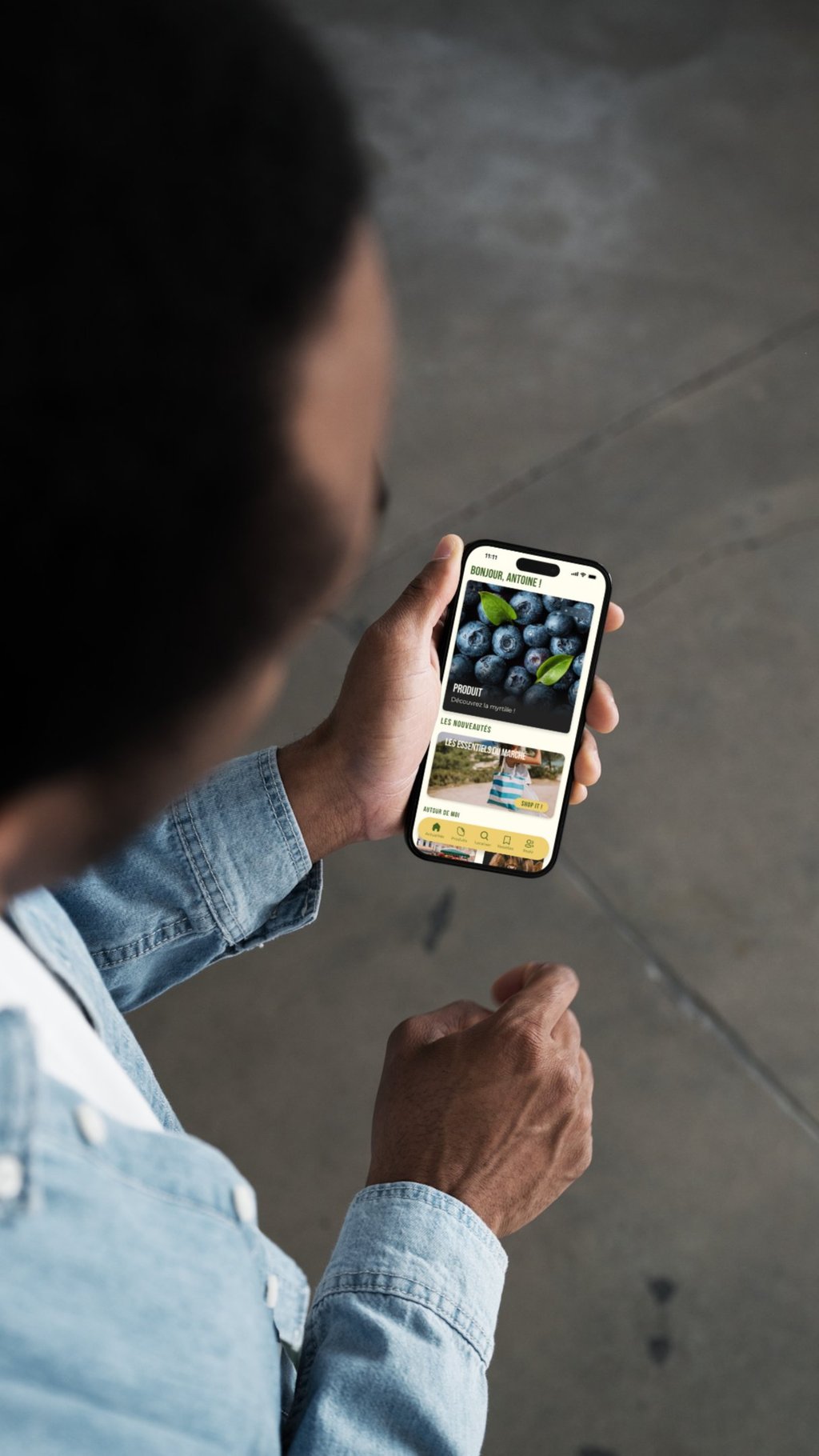 a man holding a cell phone phone in his hand