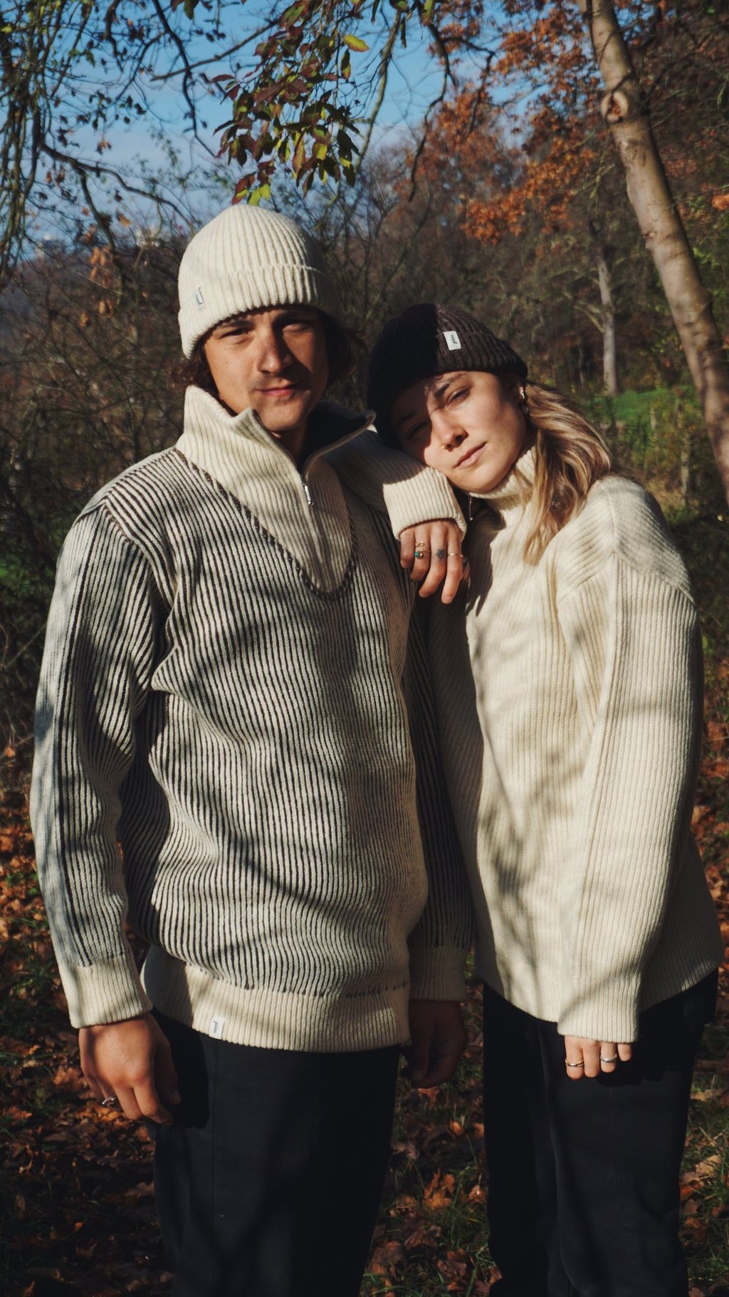 zwei Personen eine männlich eine weiblich tragen einen Troyer der Marke piies