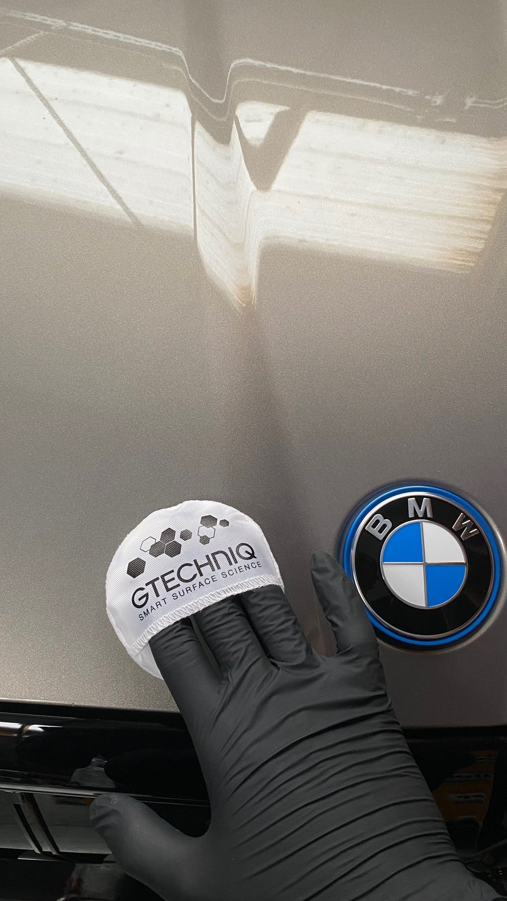 traitement céramique auto en deux couches avec effet hydrophobe et brillance extrême sur une BMW i5