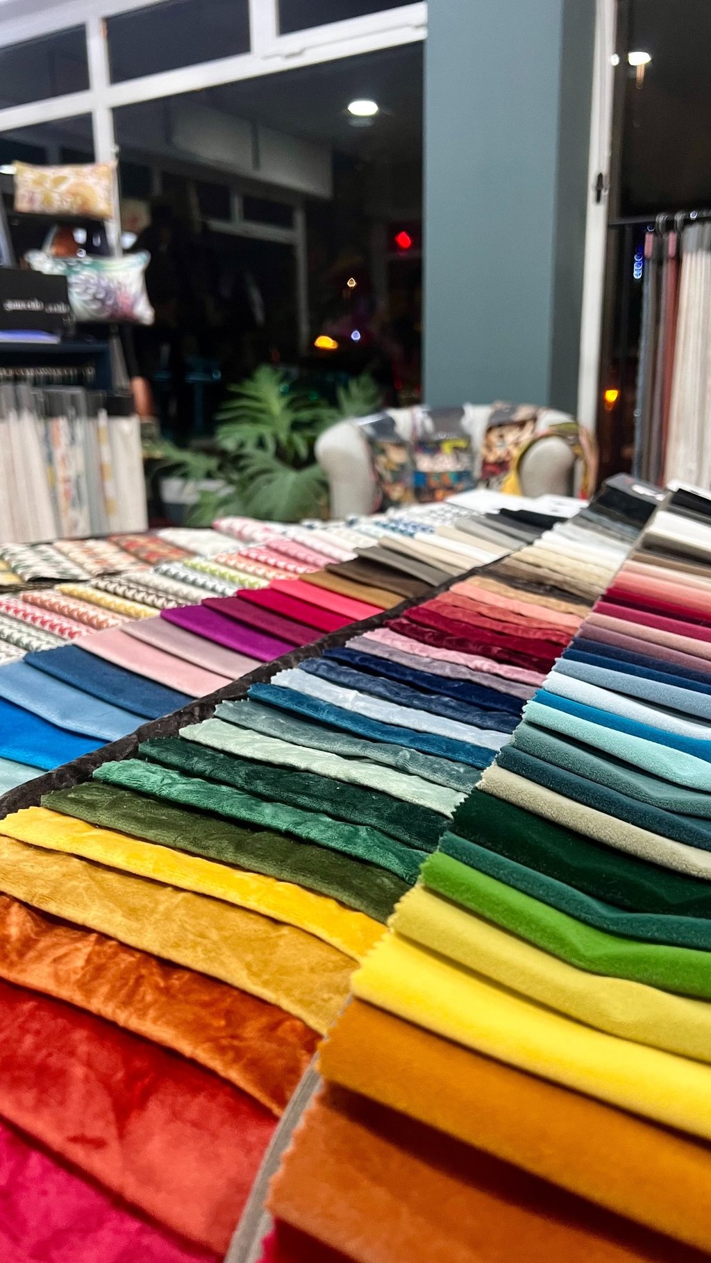 Muestrarios terciopelos y telas tapicería premium en nuestro showroom Tenerife - Velvet Concept Lab