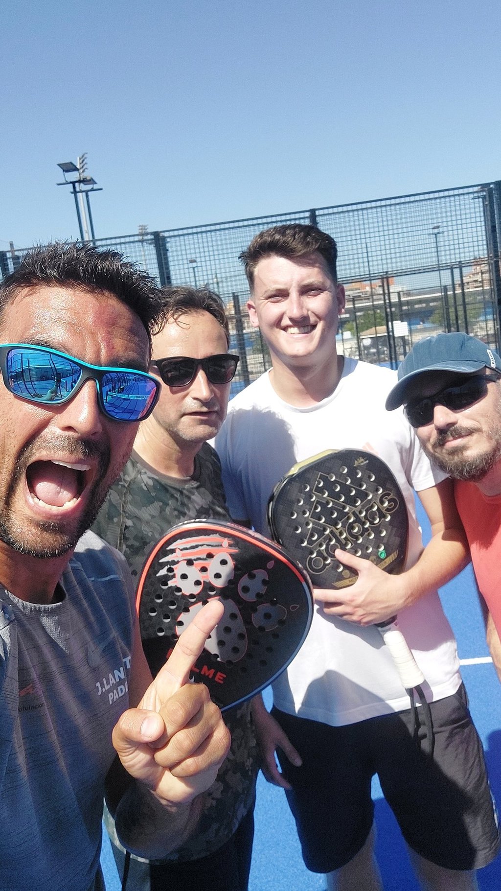 jugadores de padel en pista con palas