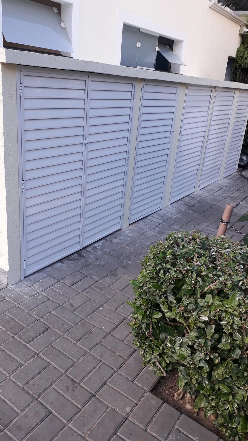 porta de aluminio em venezianas cor branca