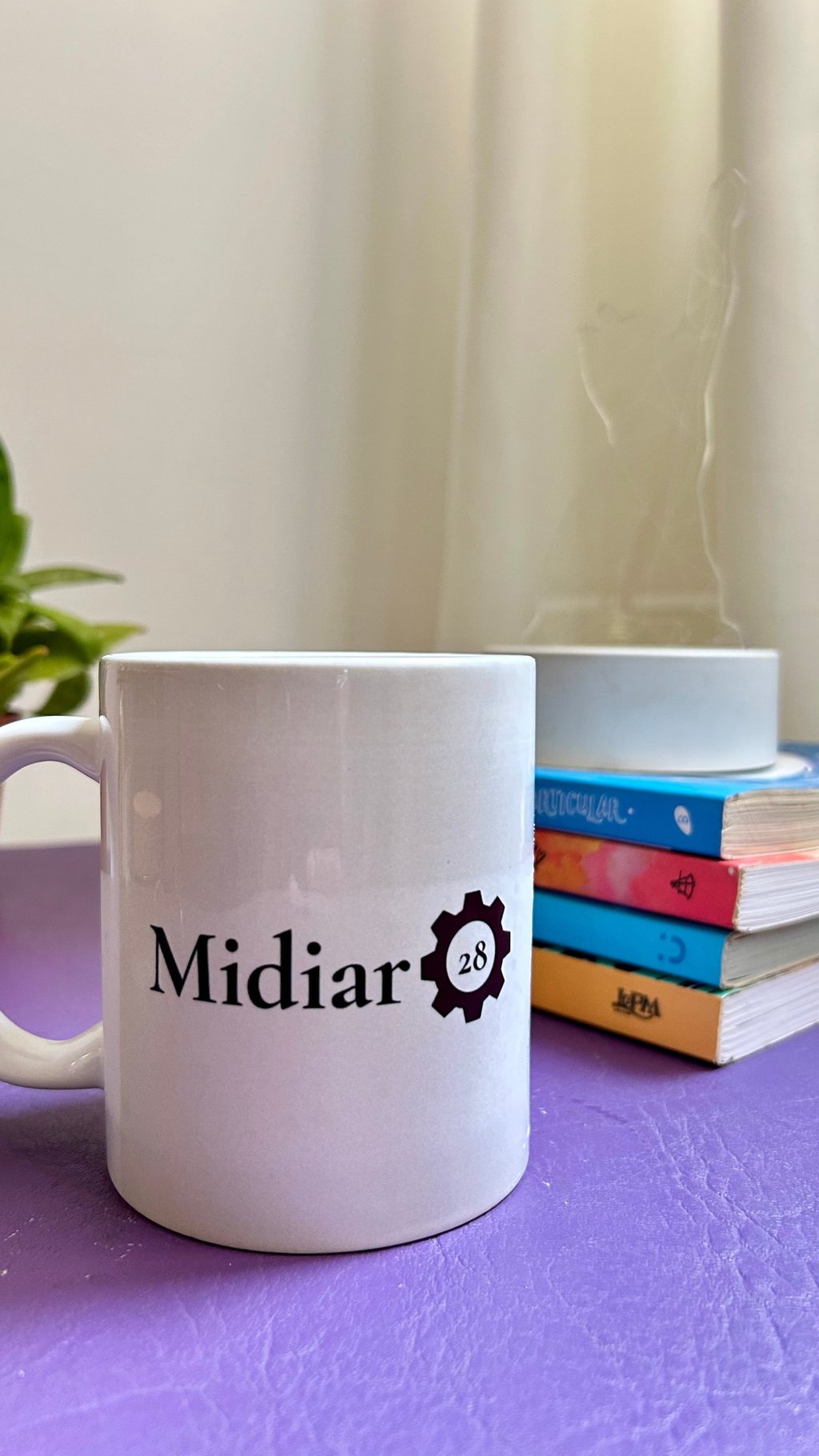 caneca-em-uma-mesa-com-livros